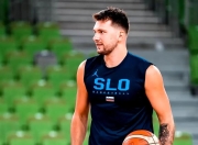 一号娱乐-包含东契奇回归赛场，精彩发挥首场状态亮眼，SKT观众沸腾！的词条