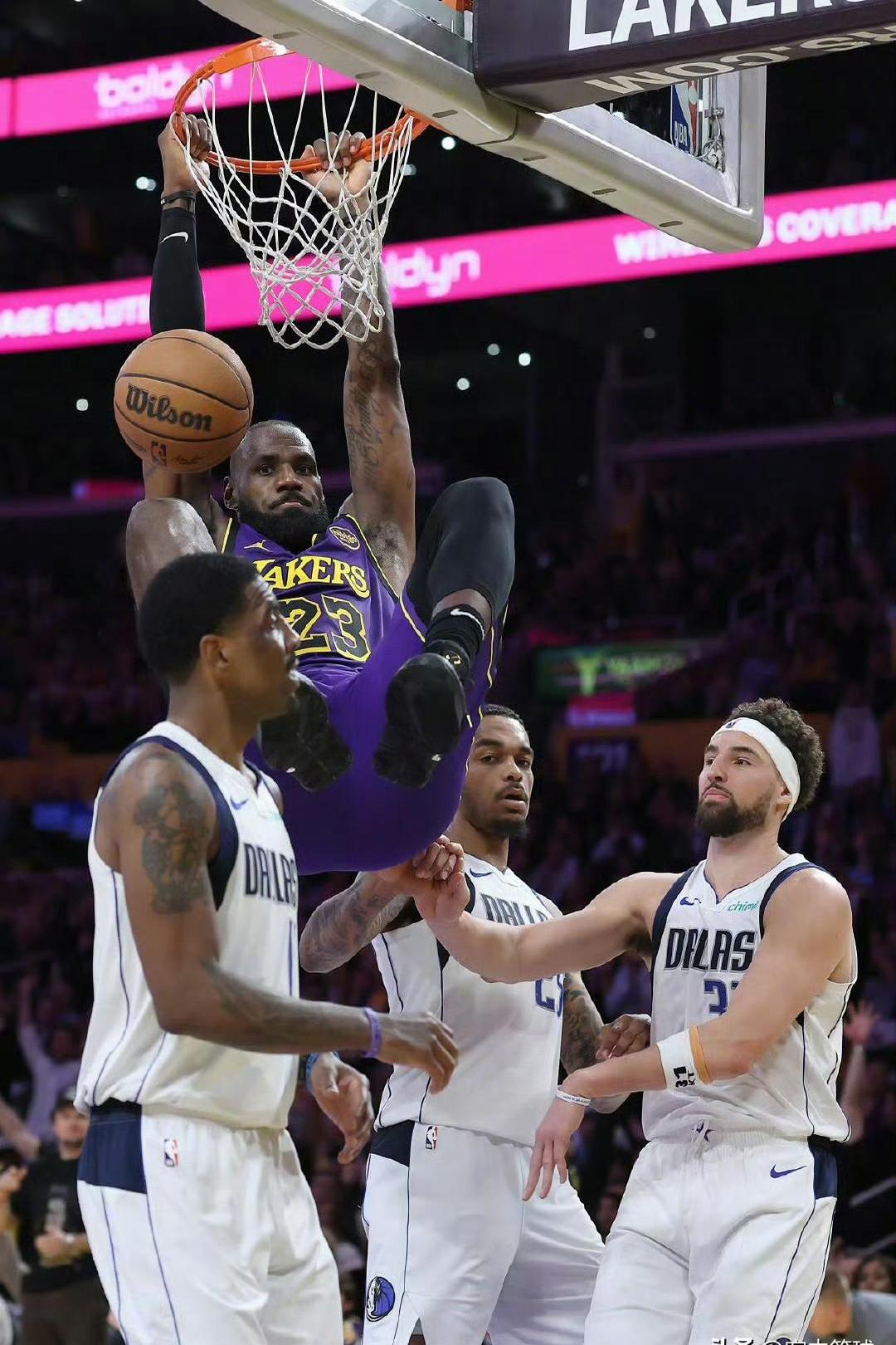  詹姆斯在独行侠比赛中突破纪录,败北引发热议的原因 