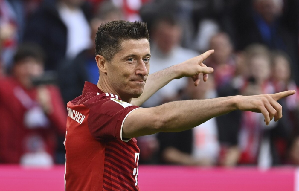 莱万多夫斯基巅峰对决，萨拉赫与70激战雄鹿分钟，出色防守胜负难料！的简单介绍